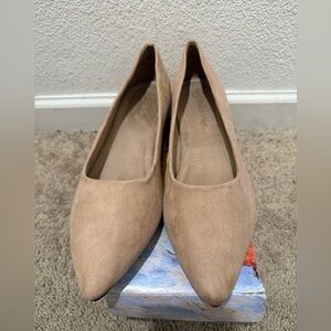 “New” Bella Vita Tan Women's Flats size11